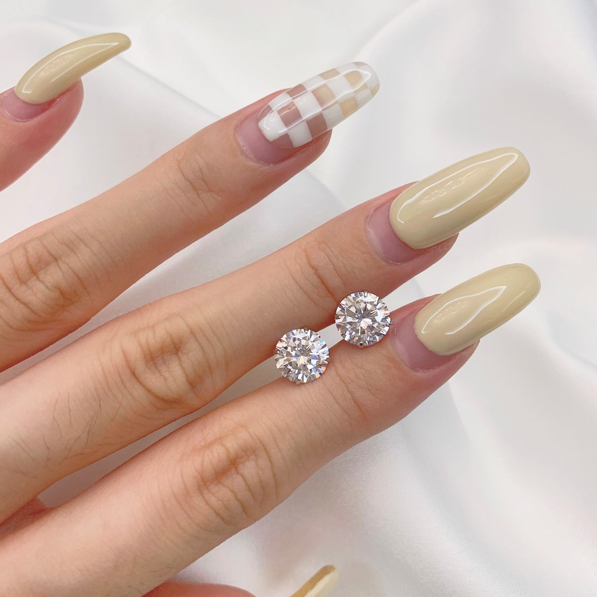 [baslovejewels]Stylish Shiny Round Center Stone Stud Earrings