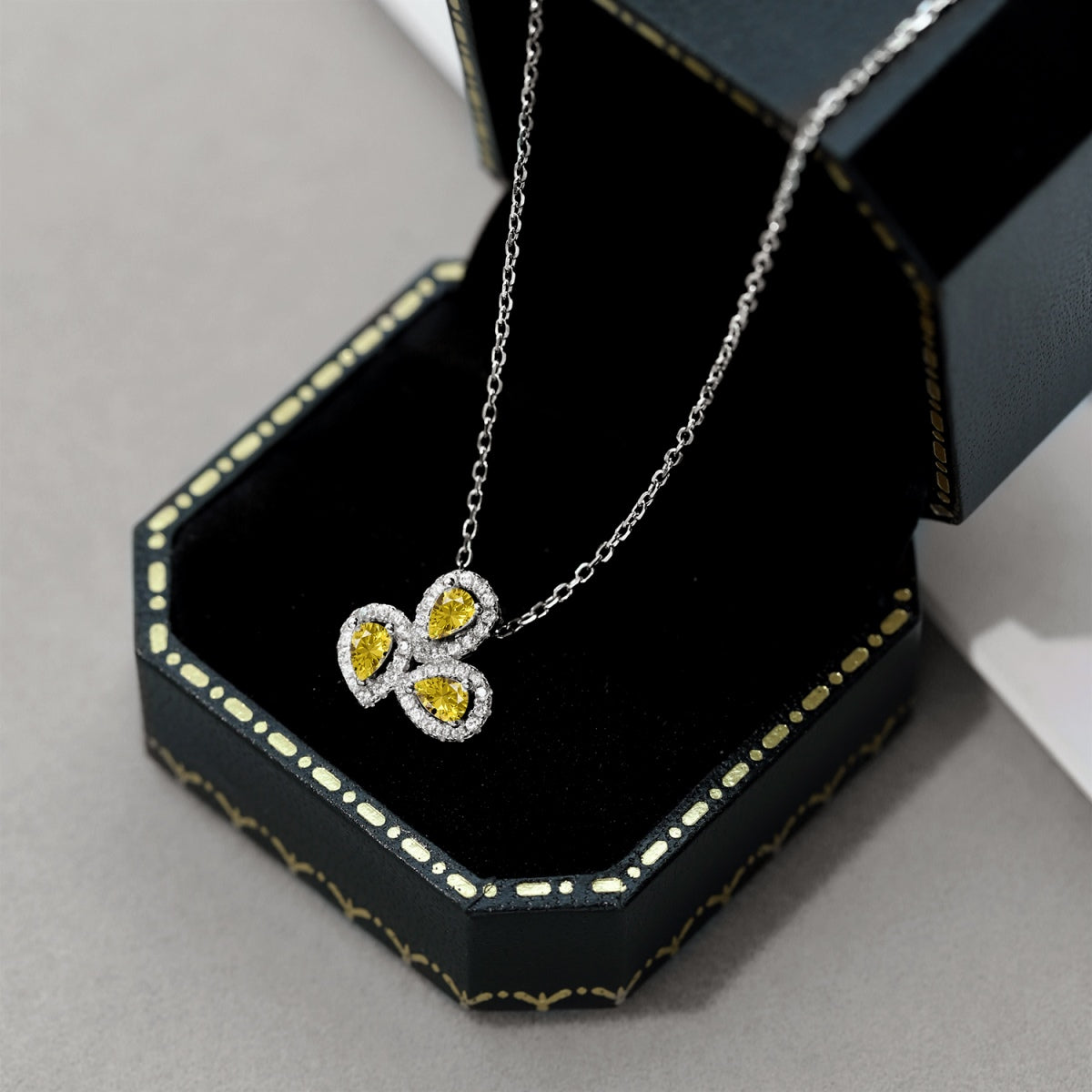 [baslovejewels]Elegant Flower Shape Pear Cut Necklace