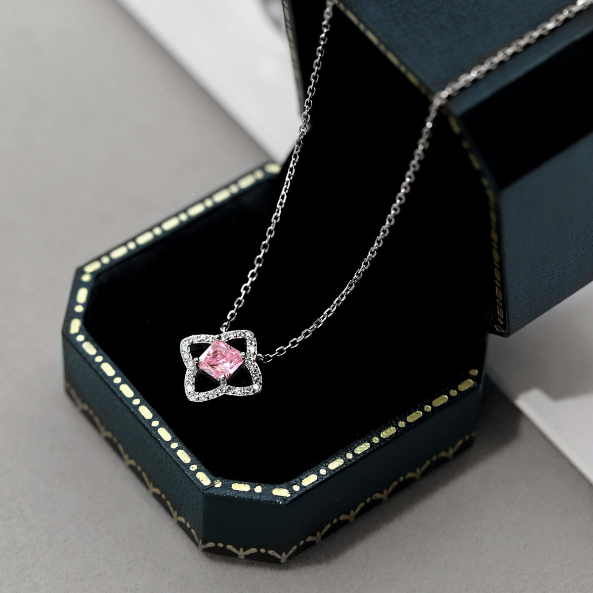 [baslovejewels]Exquisite Flower Shape Princess Cut Necklace