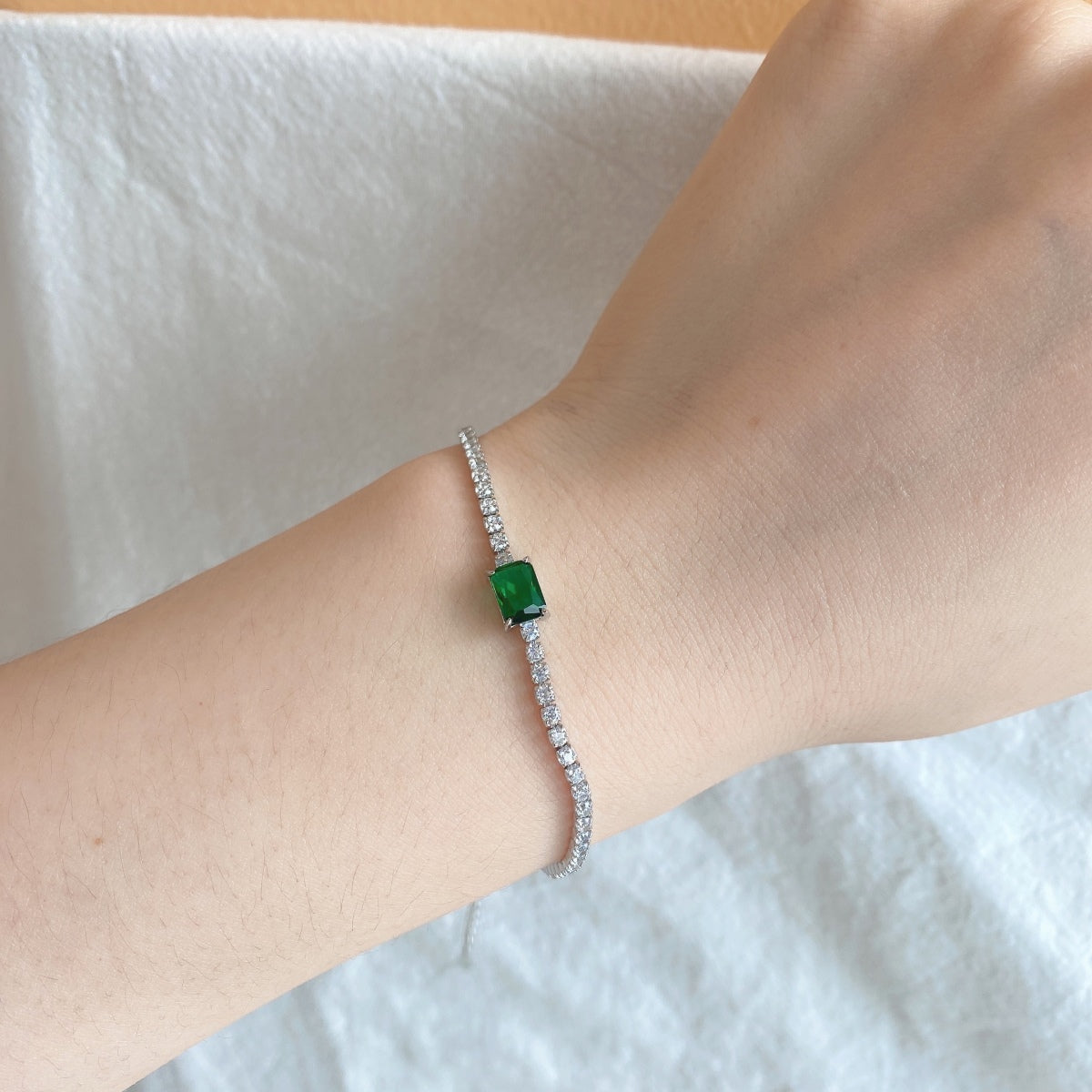 [baslovejewels]1.0 Carat Unique Emerald Cut Banquet Bracelet
